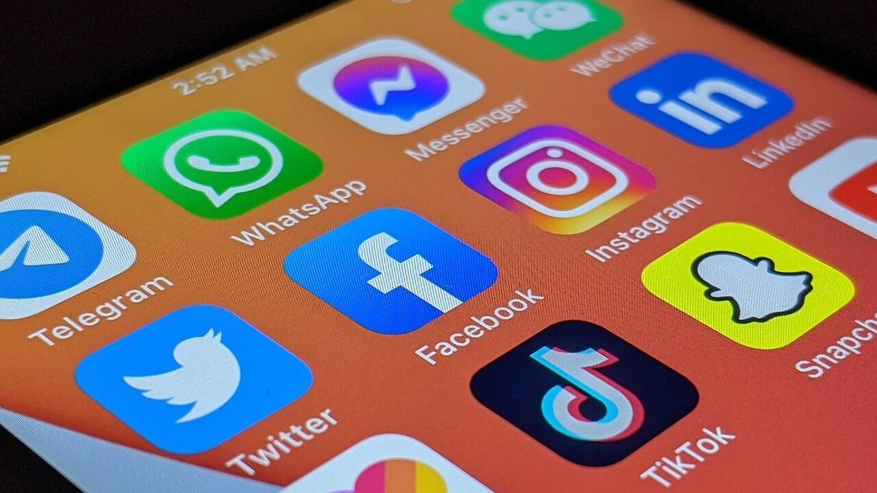 Smartphone-Bildschirm mit Social-Media-App-Symbolen wie Instagram, Facebook, WhatsApp und LinkedIn