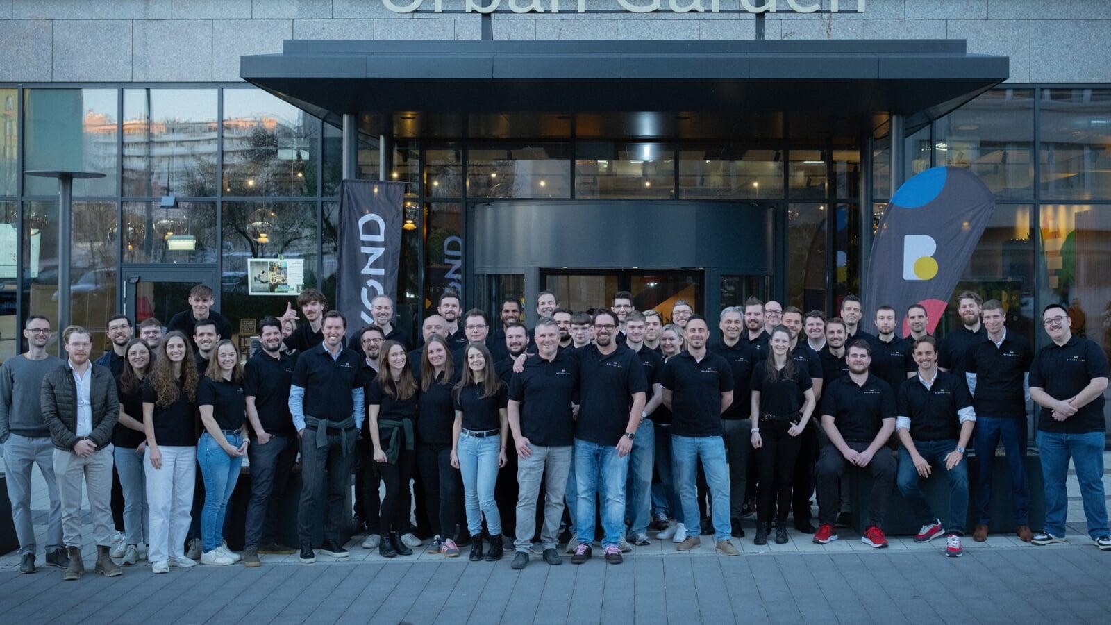 Team von Beyond Tech vor dem Bürogebäude Urban Garden